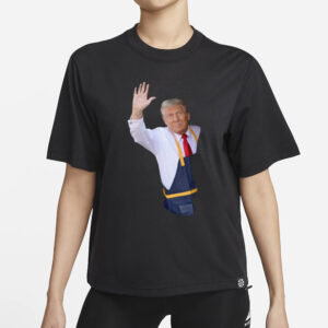 Trump Waves in McDonald's: The Ultimate 'I'm Lovin' It' Black T-Shirt 5 Trump is waving in McDonalds. i’m lovin’ it Black T-Shirt.1